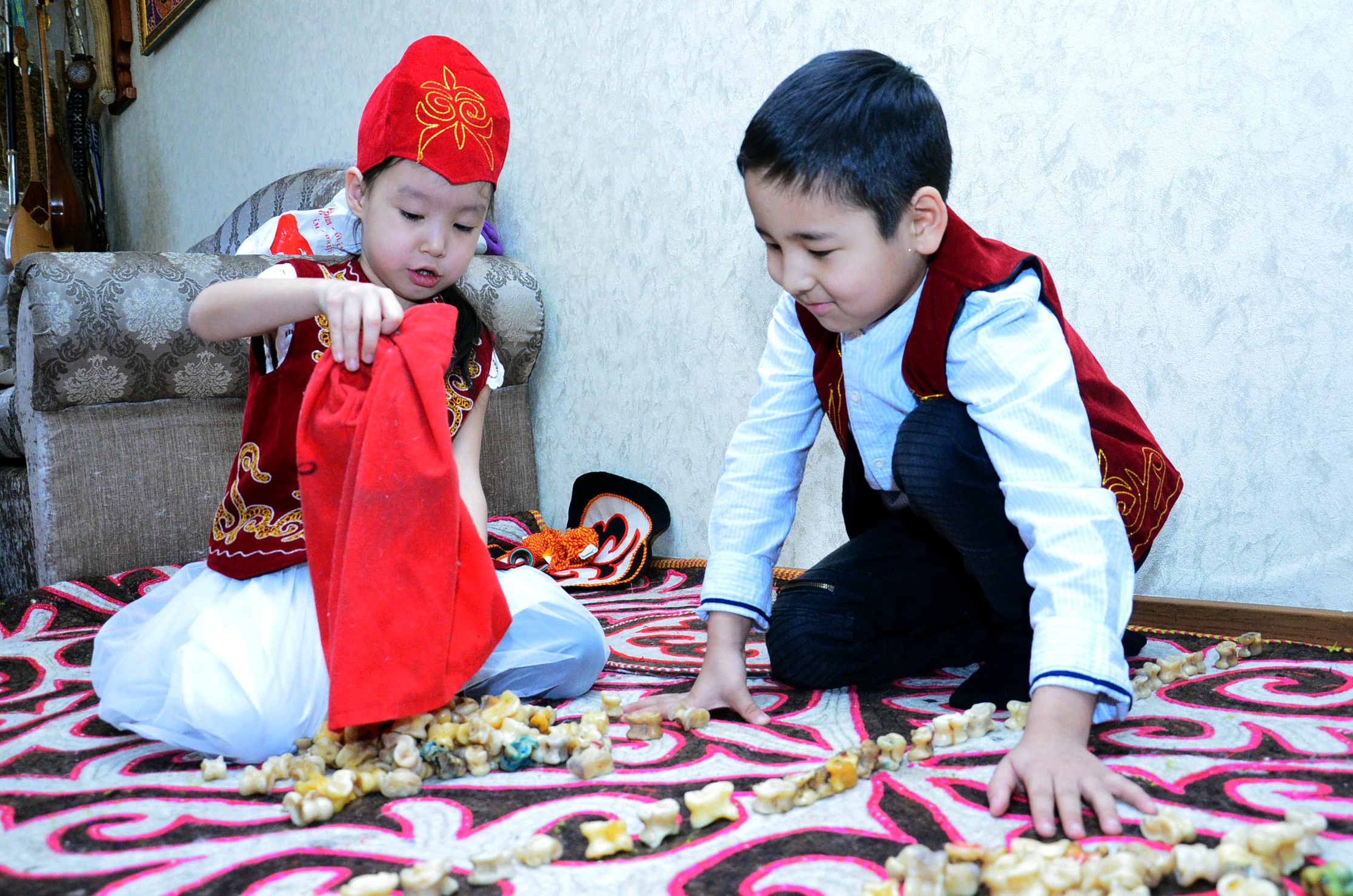 Уразов балалар. Наурыз дети. Казахские игрушки. Казахские национальные костюмы для детей. Казахские национальные игры.