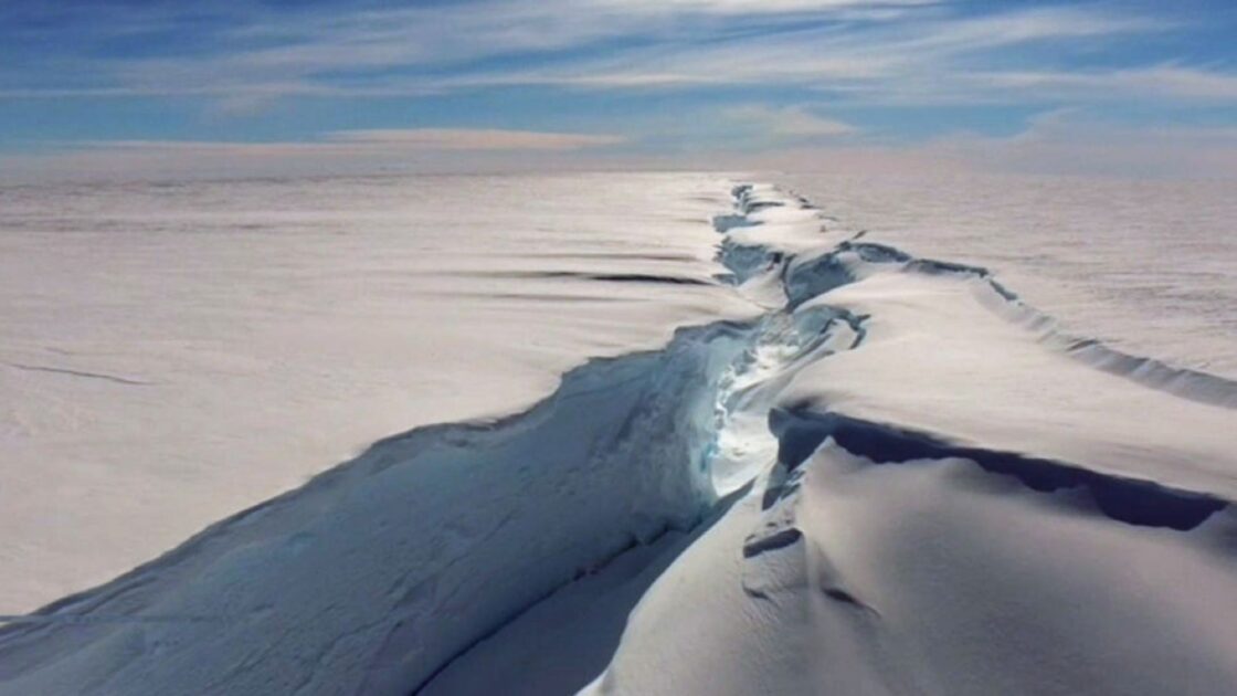 Антарктидадан көлемі Лондондай айсберг бөлінді