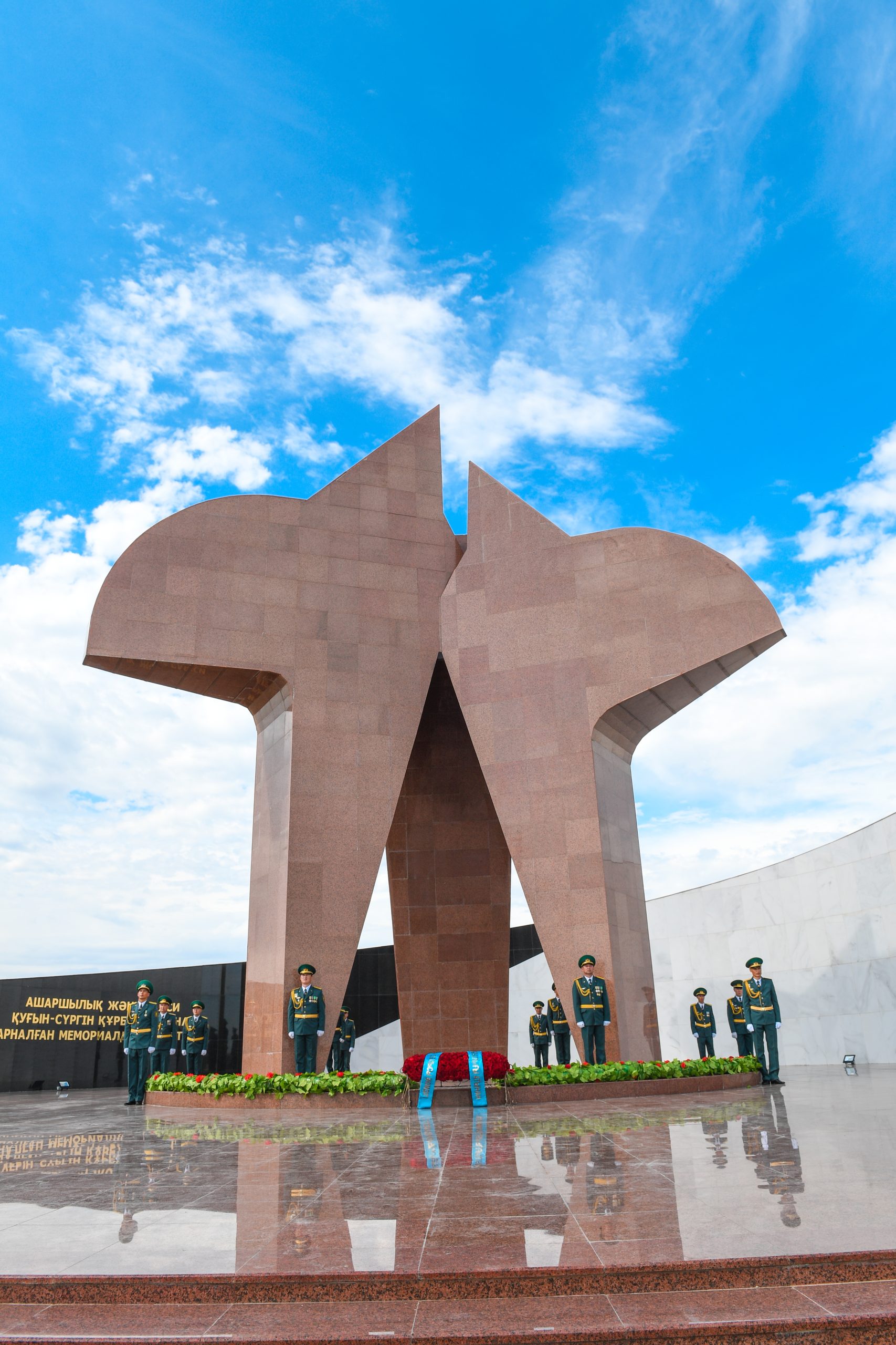 Қуғын сүргін құрбандары. Памятник репрессированным в Казахстане. Памятник жертвам политических репрессий в Казахстане. Кызылорда достопримечательности. Жертвы политических репрессий.