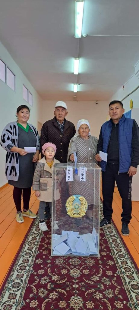 Сайлауға отбасымен келіп, дауыс берді