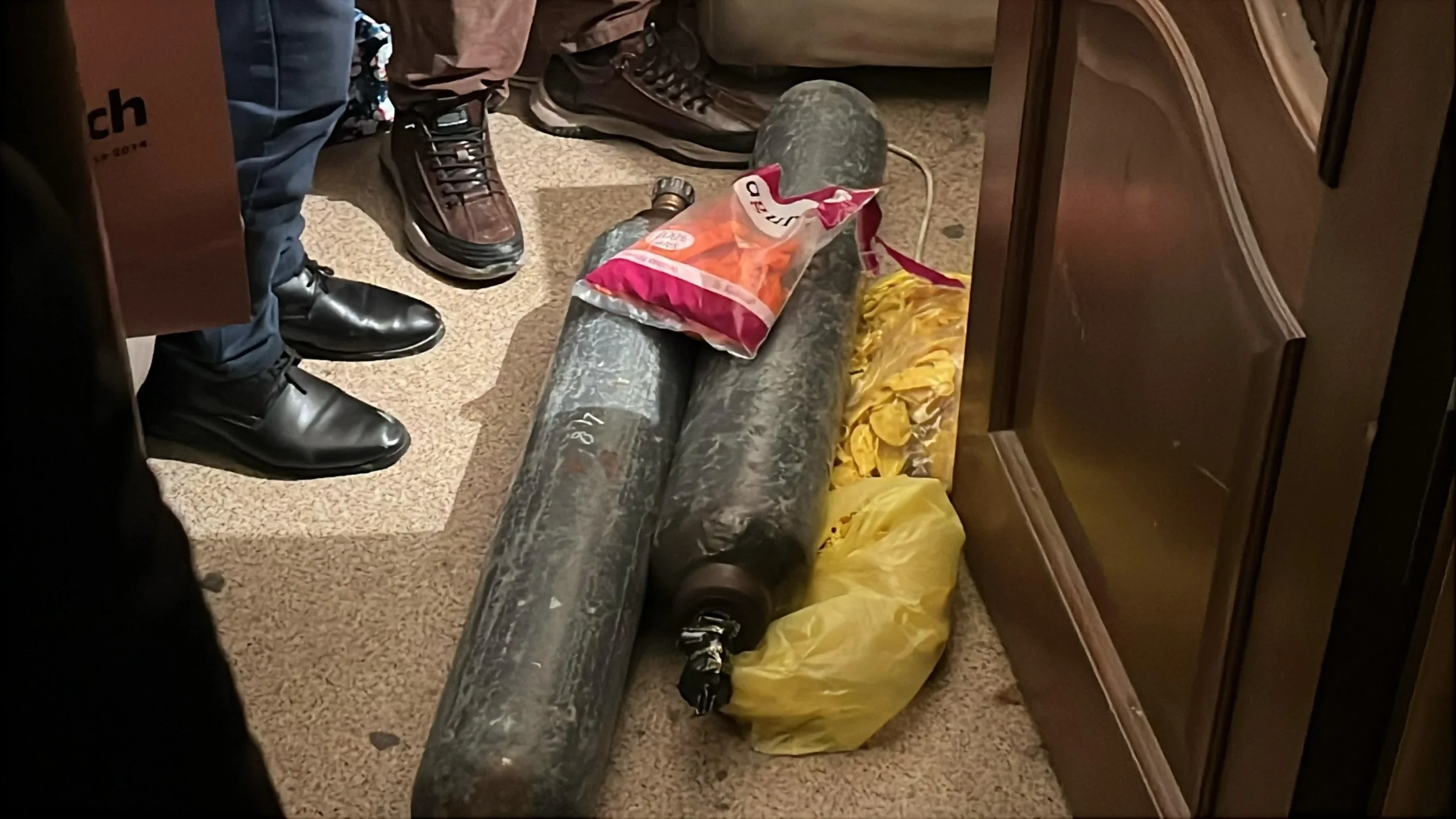 "Шаттандырғыш шарлар": Түнгі клубта саудасы қызған шарларға тыйым салынды