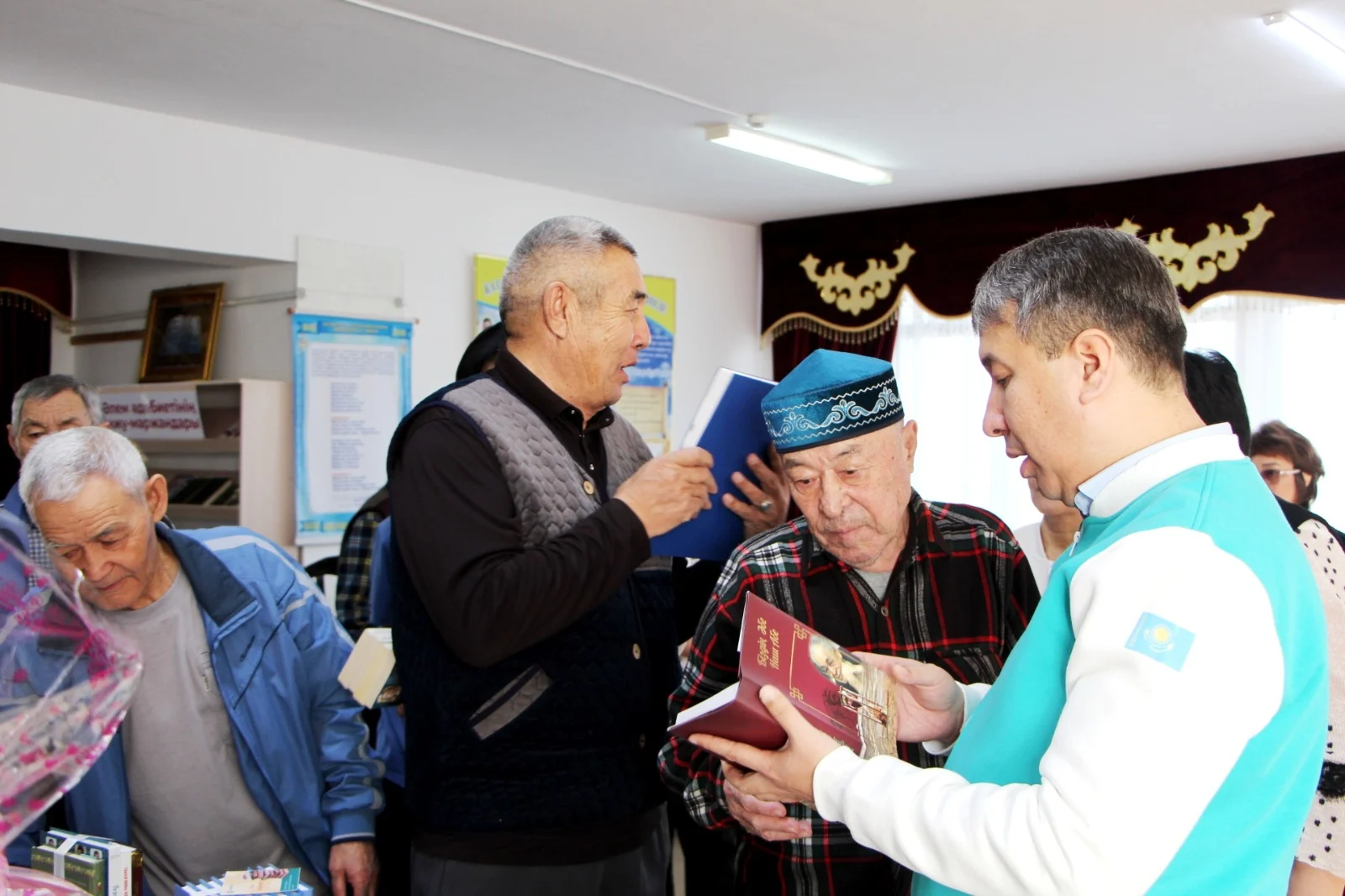 Қазыналы қарттарға кітаптар сыйға берілді