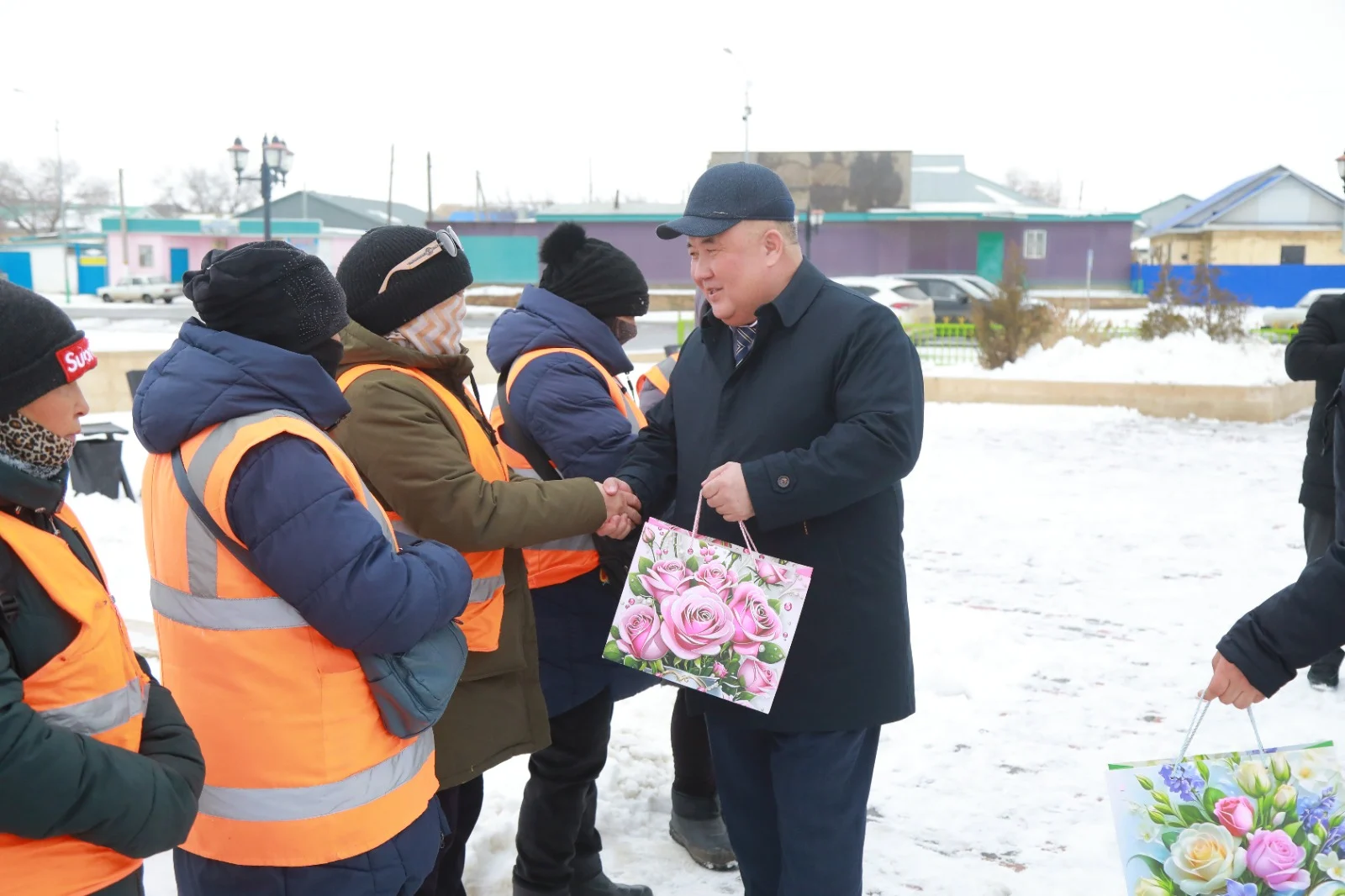 Аудан басшысы жұмысшы жандармен жүздесті