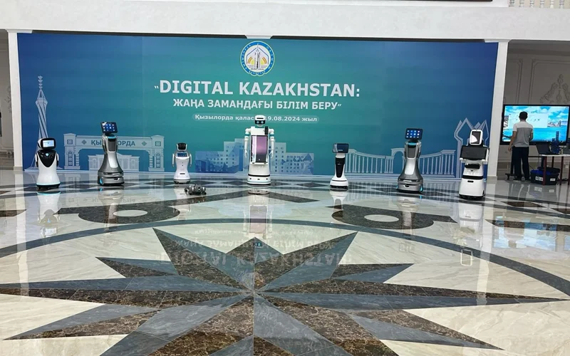 Қызылордадағы 6 мектепке адам тәрізді роботтар алынды