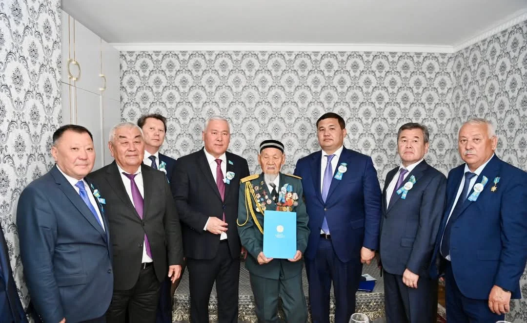 Аймақ басшысы Ұлы Отан соғысының ардагері Яхия Тасыровты Жеңістің 80 жылдығымен құттықтады