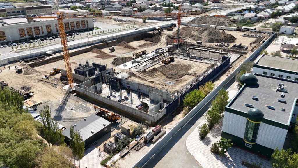 Депутаттар құрылыс басында