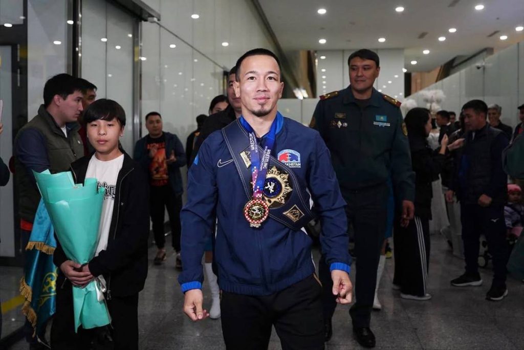 Астаналықтар әуежайда әлем чемпионы Айдос Сұлтанғалиды қарсы алды