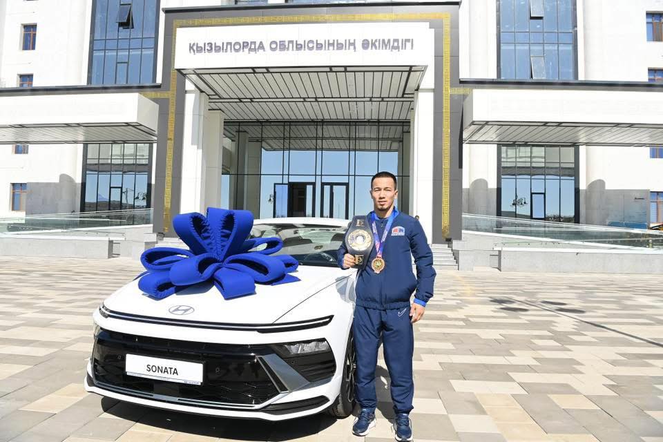 Аймақ басшысы Әлем чемпионы мен бапкеріне пәтер және көлік кілттерін табыс етті