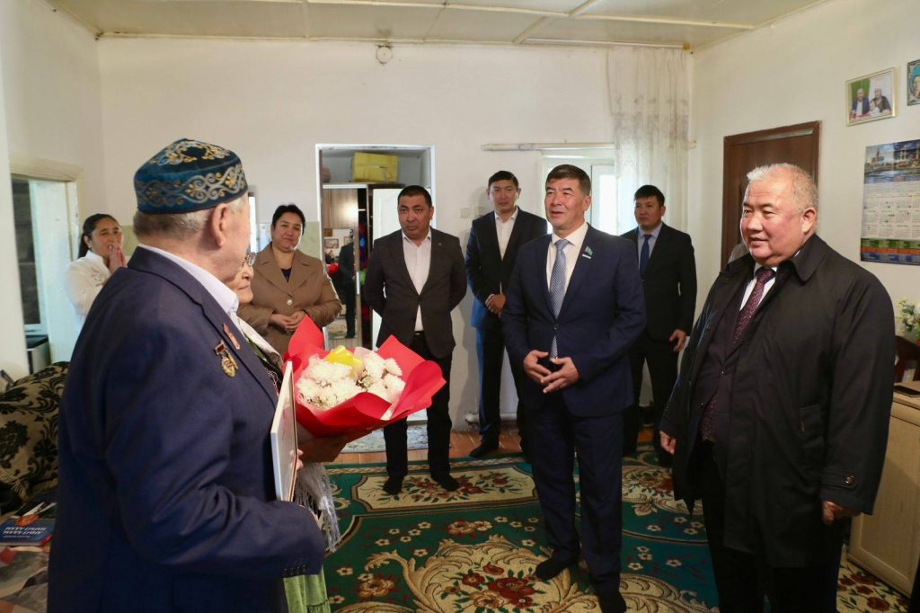 Аудан әкімі қазыналы қариялардың шаңырағына барып құрмет көрсетті