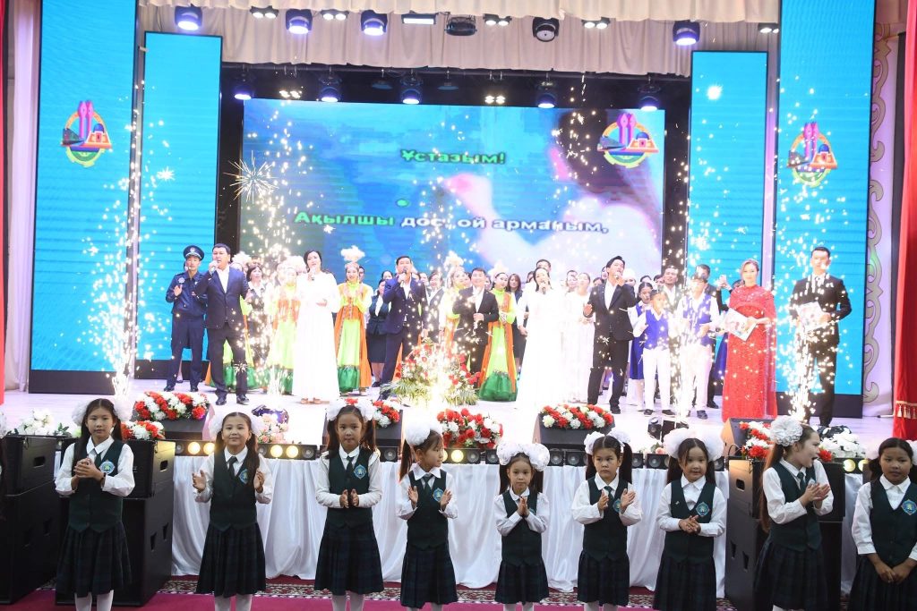 Ғұмырын білімге, жүрегін ұрпаққа арнаған аяулы ұстаздар құрметке бөлінді