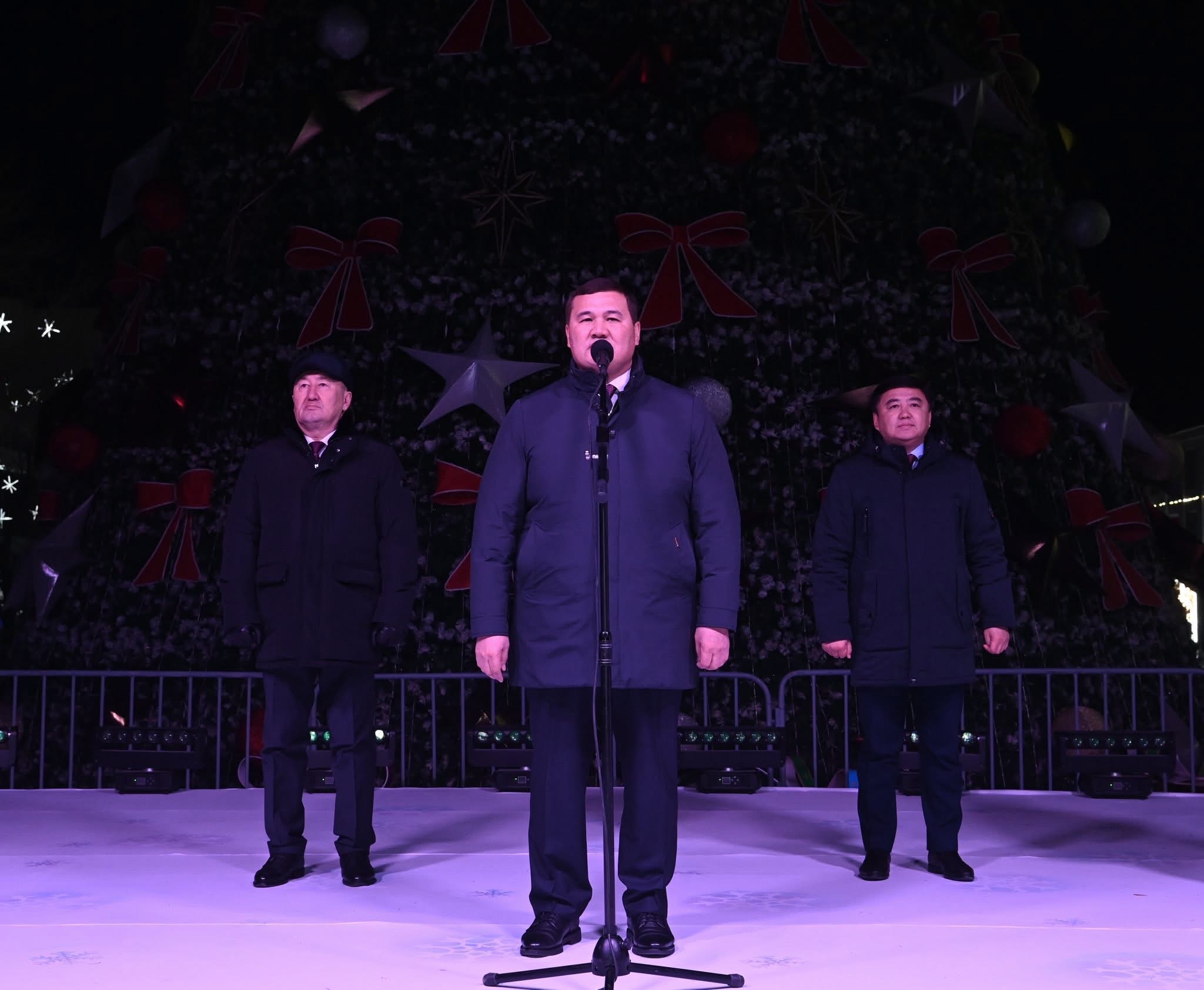 Жаңажылдық шырша шамы жағылды