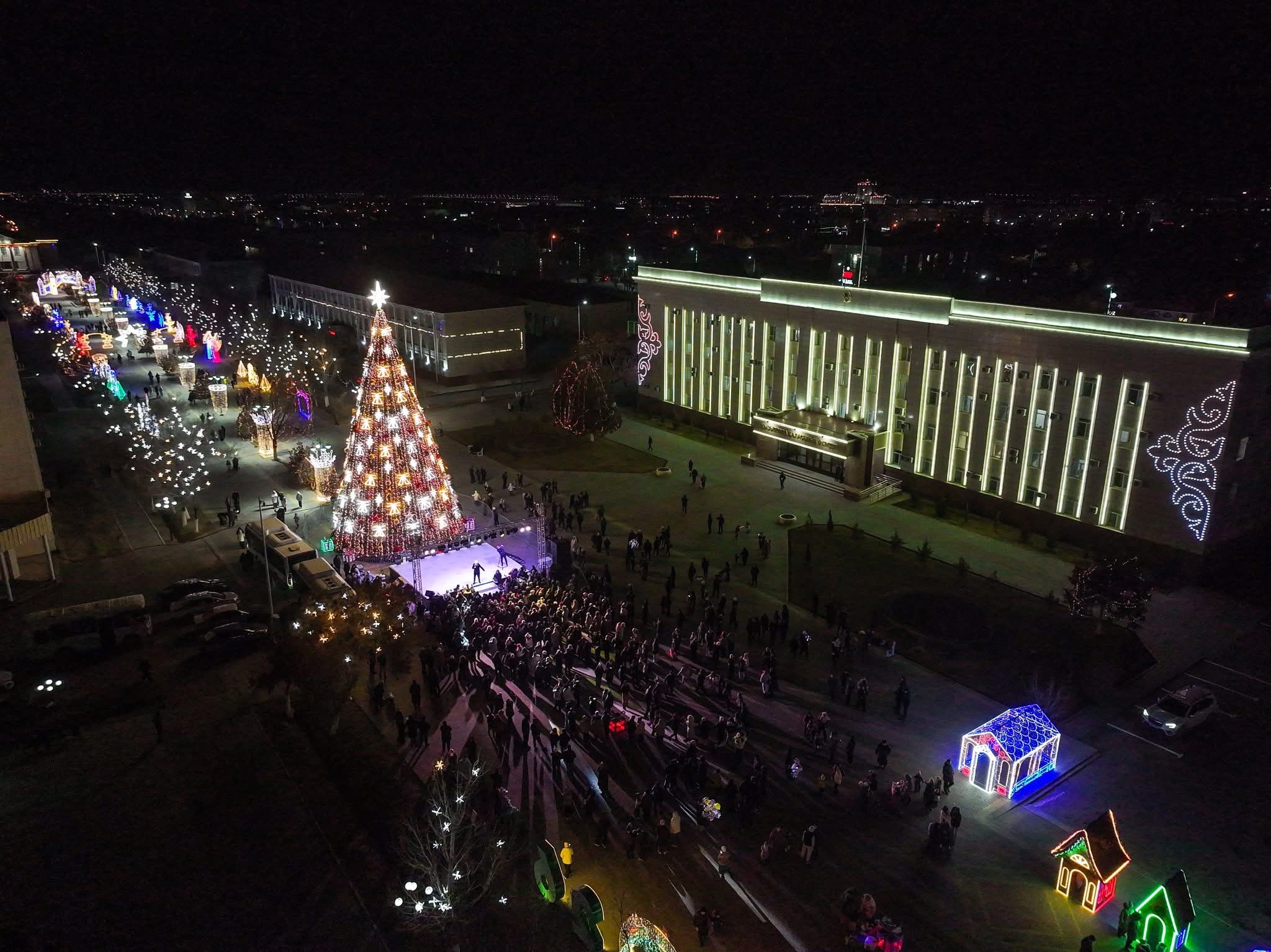 Жаңажылдық шырша шамы жағылды