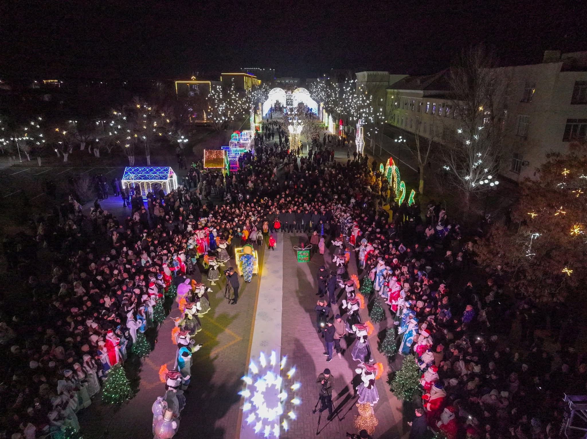 Жаңажылдық шырша шамы жағылды