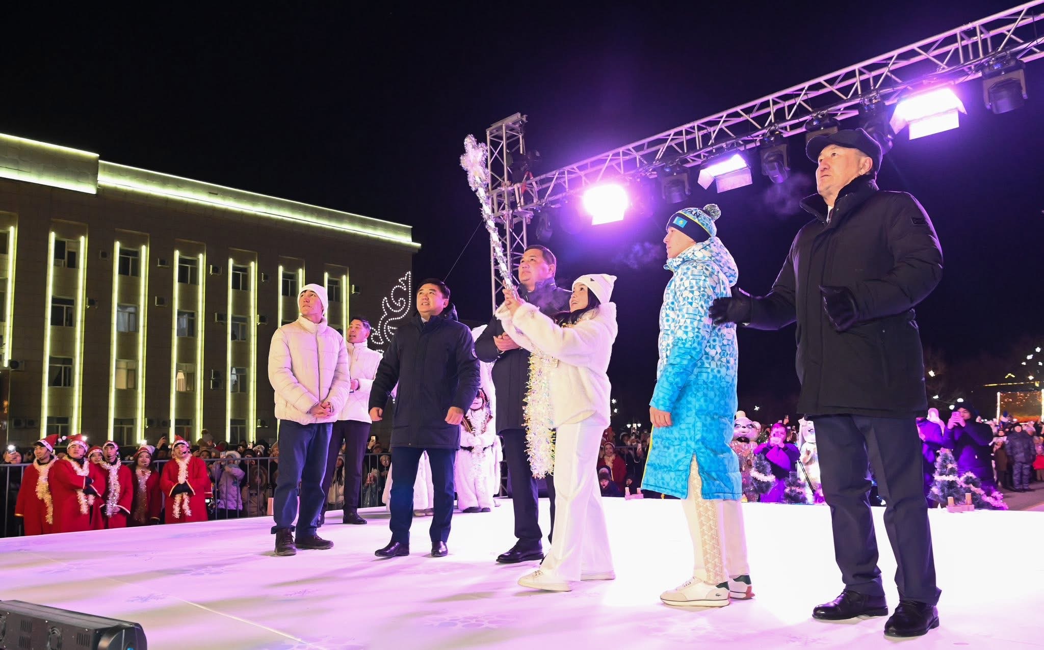 Жаңажылдық шырша шамы жағылды