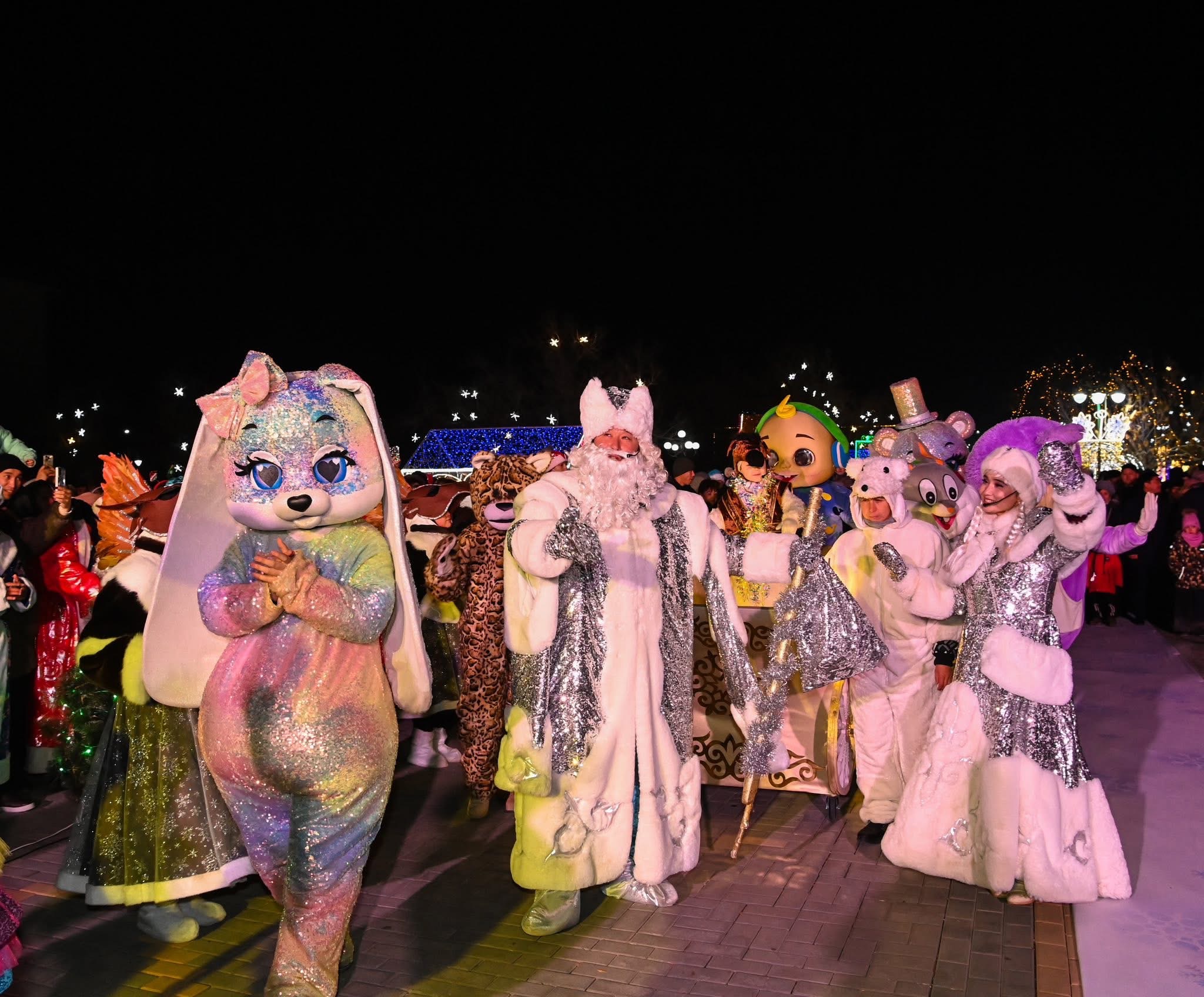 Жаңажылдық шырша шамы жағылды