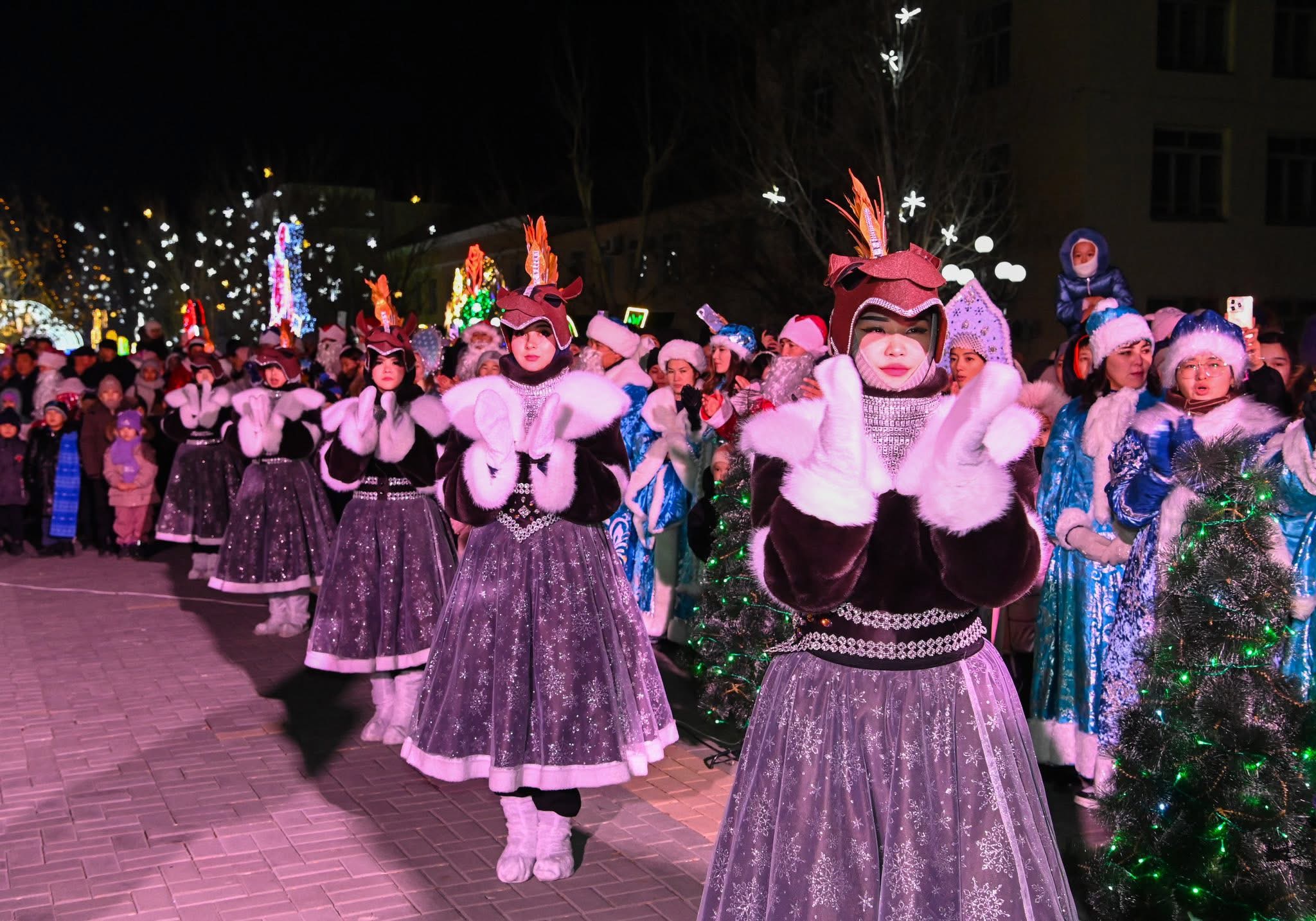 Жаңажылдық шырша шамы жағылды