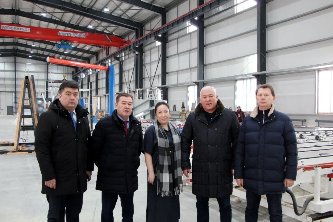 Мәжіліс депутаттары «AynaGlass» зауытының жұмысымен танысты