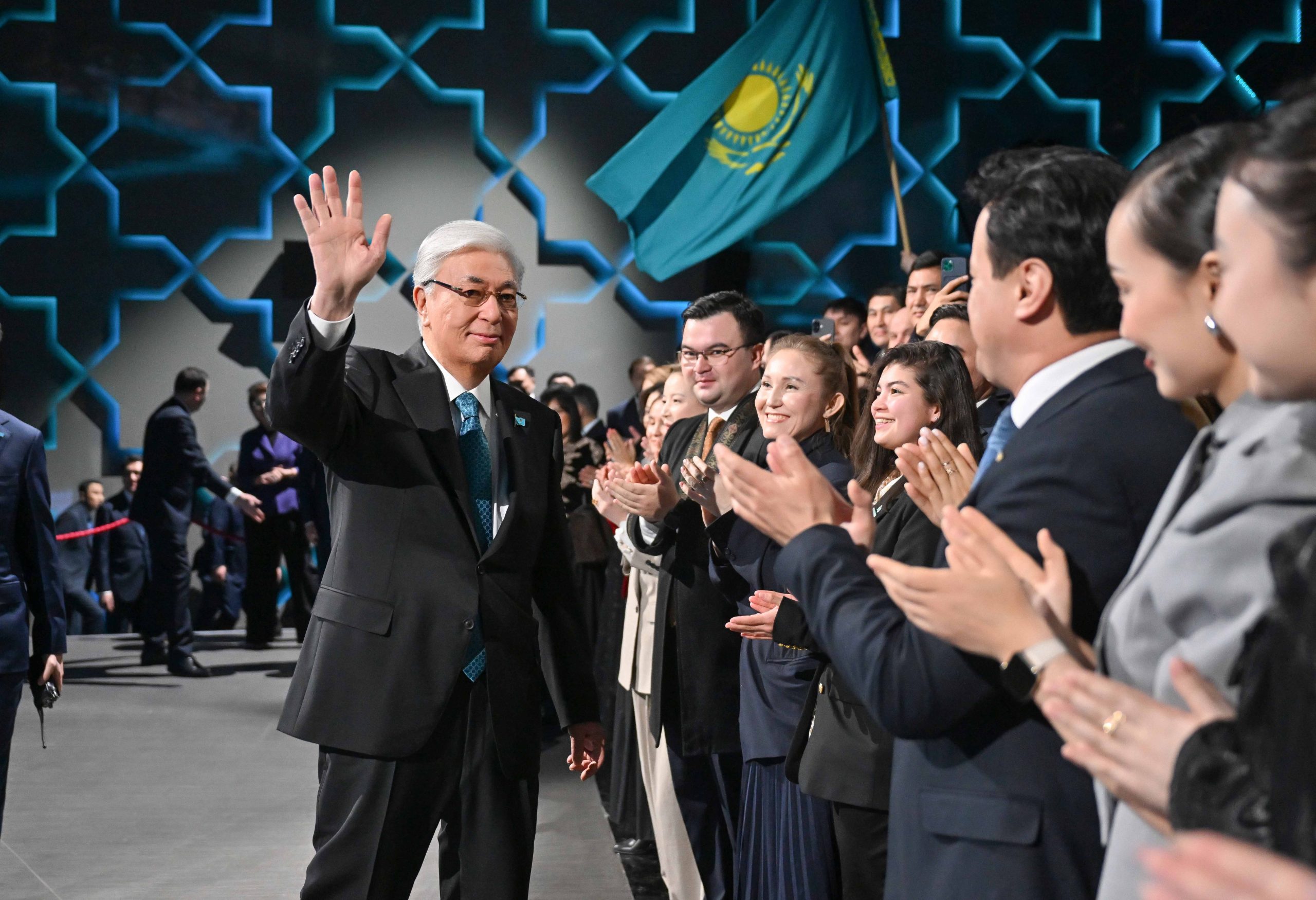 Президент Қасым-Жомарт Тоқаев республикалық референдум барысында жүргізілген экзит-полл қорытындысымен танысты