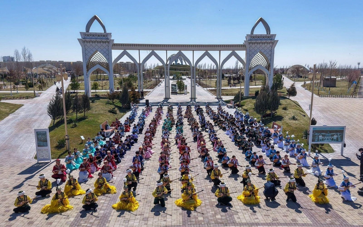 Жарты миллион қазақстандық бала бір мезгілде көпшілікке танымал күйлерді орындады