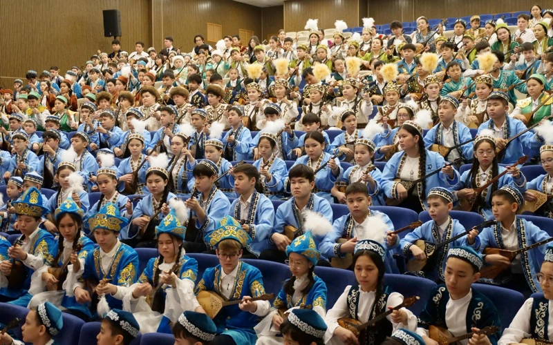 Жарты миллион қазақстандық бала бір мезгілде көпшілікке танымал күйлерді орындады