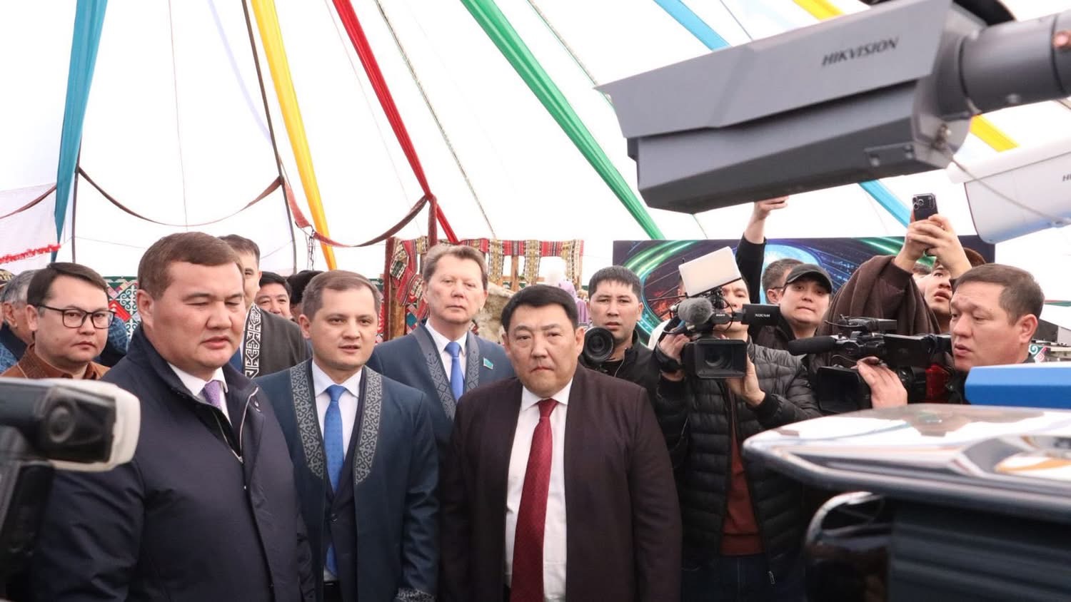 Қызылордалық полицейлер Наурыз мейрамында жергілікті тұрғындарға робот - полицейдің жұмысын таныстырды