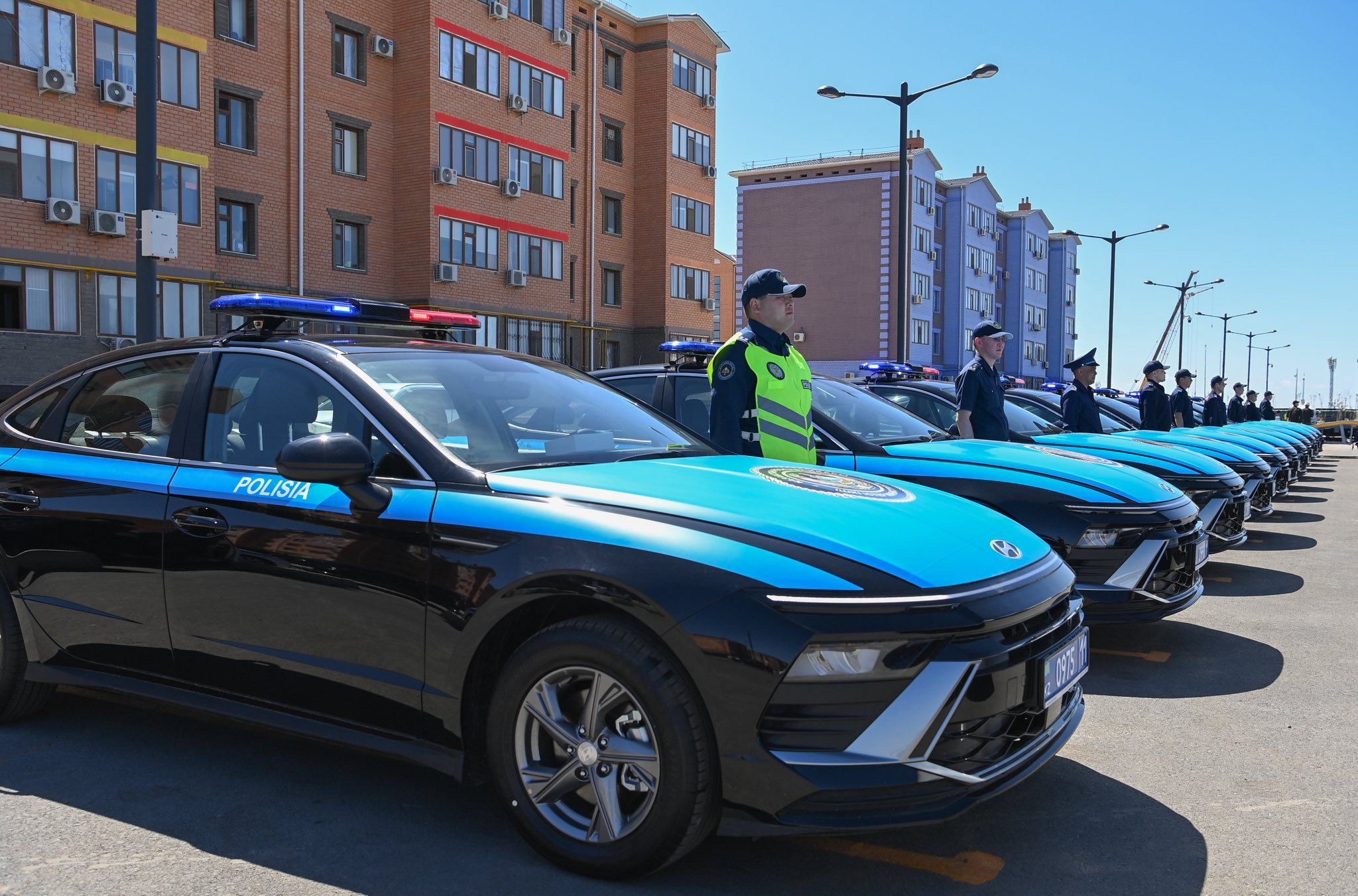 Қоғамдық қауіпсіздікті күшейту: Полицияға 100 жаңа автокөлік табысталды