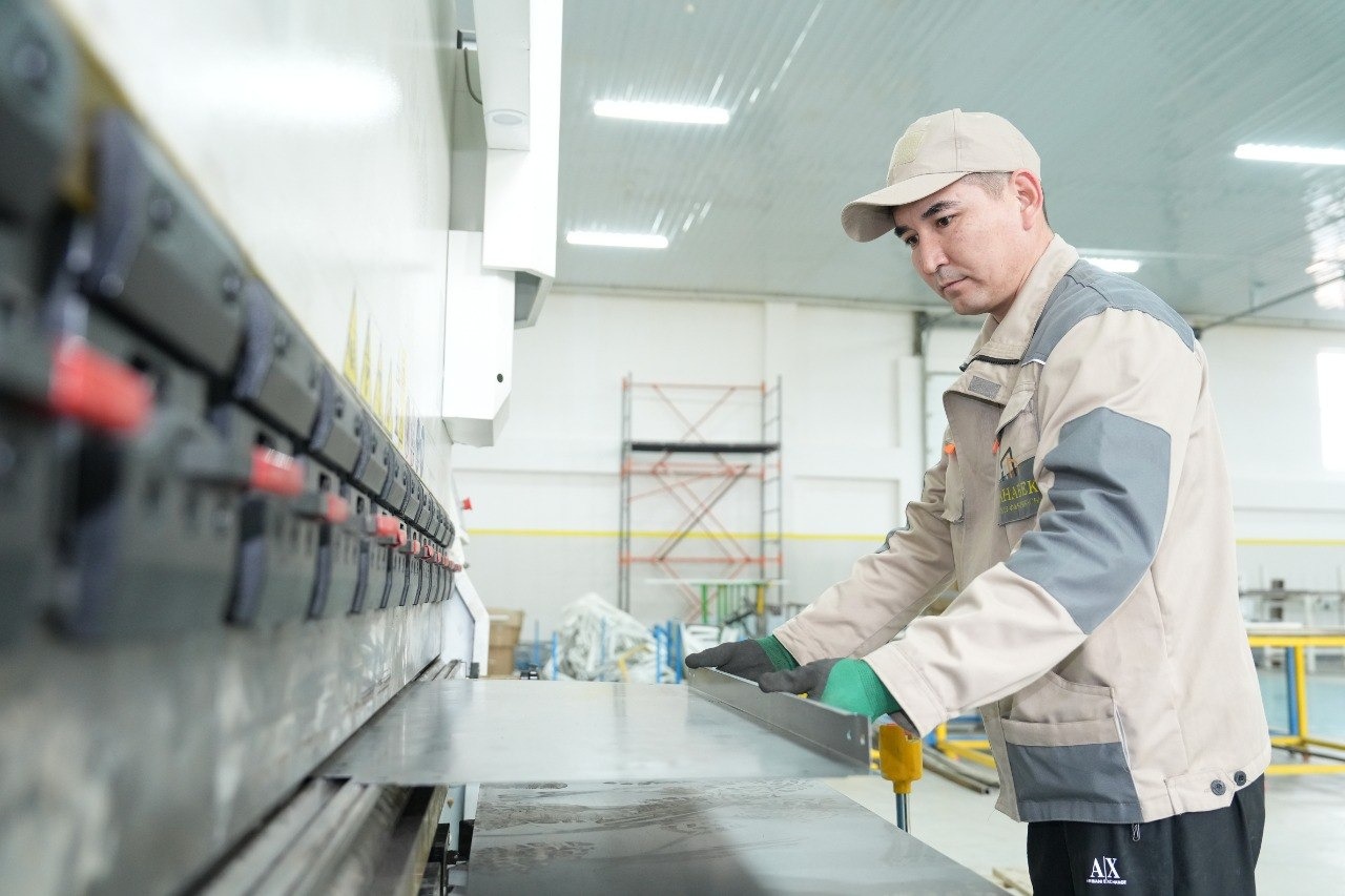 Роботтар жиһаз жинайды