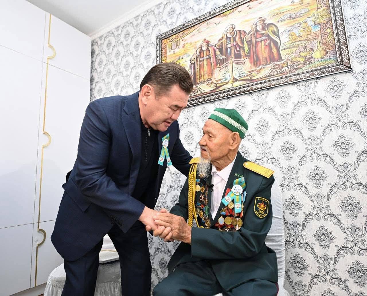 Сыр өңірінде соғыс ардагеріне, коммуналдық сала мамандарына құрмет көрсетілді