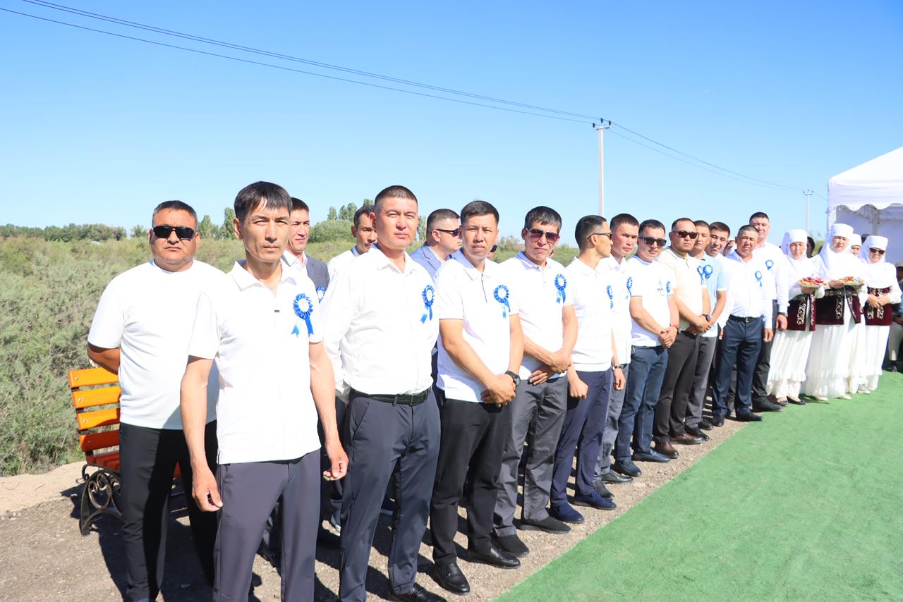 Перзенттік парыздың үлгісі: түлектер ауылға ерекше сый жасады