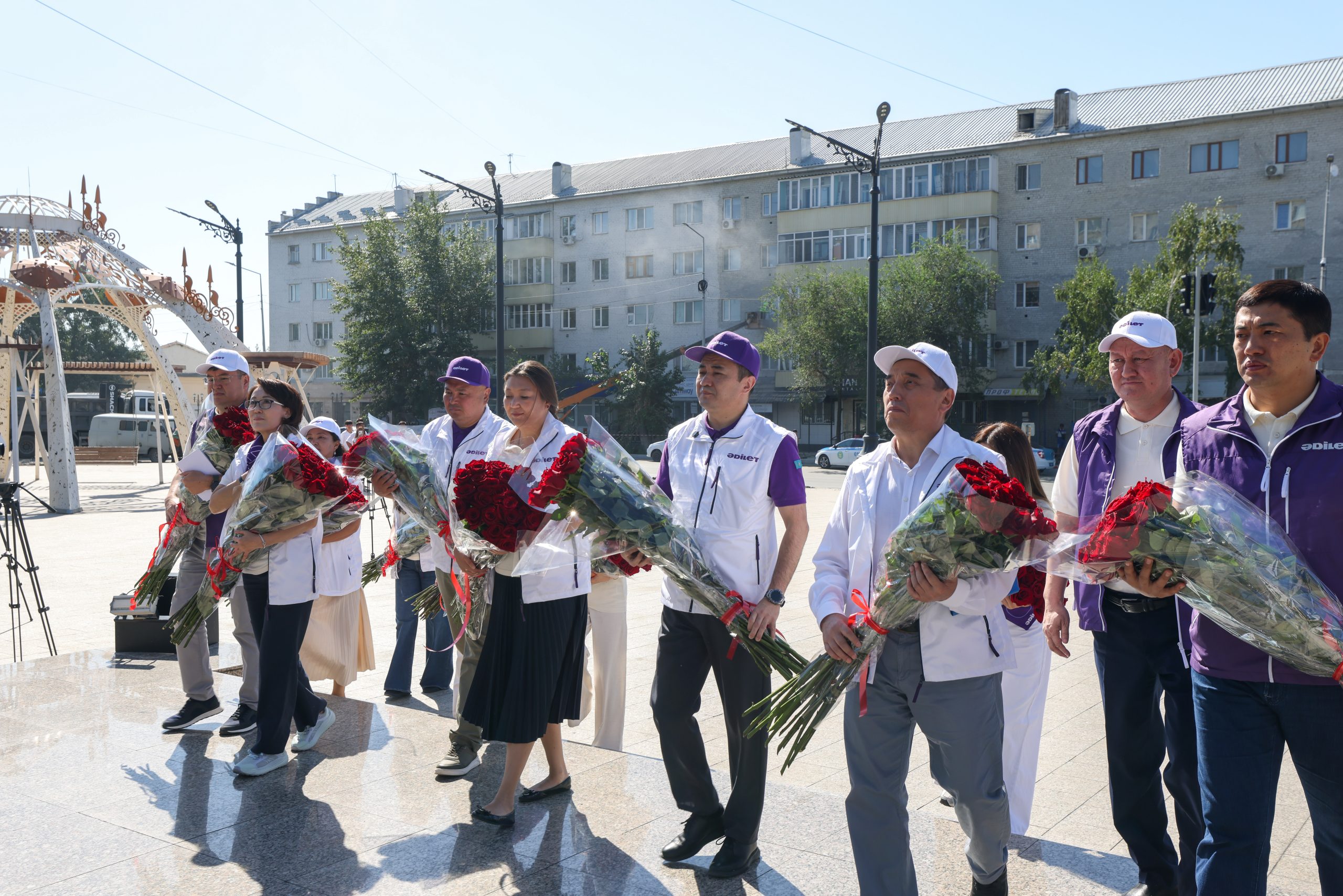С посещения памятника Абаю началась поездка кандидатов «Әділет» по региону