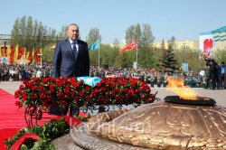 Нұрсұлтан Назарбаев Астанадағы «Отан қорғаушылар» монументіне гүл шоқтарын қойды
