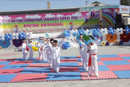 Балаларға мерекелік көңіл-күй сыйлады