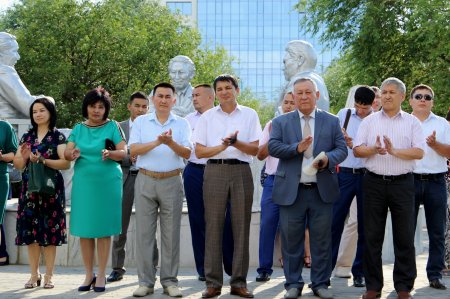 Журналистер кәсіби мерекеде велосипед мінді