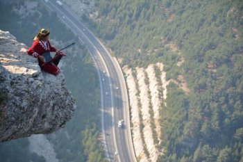 Құз басындағы домбырашы. Түркиялық қазақтың суреті елді тәнті етті