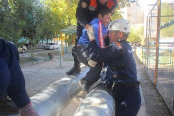 Қызылордада мамандар құбыр арасына қысылып қалған баланы құтқарды