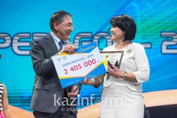 Еліміздің «Үздік педагогтарына» 2,4 млн теңге ақшалай сыйақы табысталды