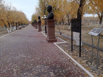 Қазалыдағы ескерткіштерге QR штрих-код тақтайшалары орнатылды