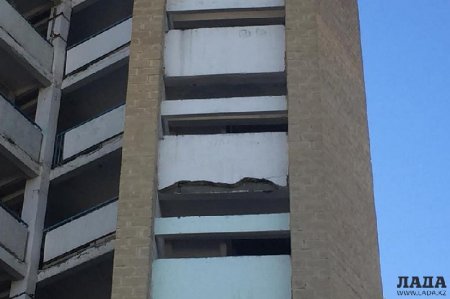 Тұрғын үйлердің бірінде балкон қабырғасы опырылып түсті