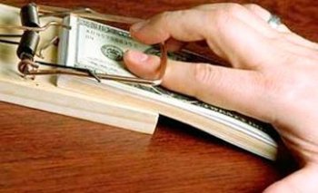 Кірістер департаменті қызметкеріне пара бермек болған азамат сотталды