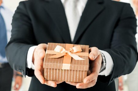 Мемлекеттік қызметші өзіне сыйлық берілген жағдайда не істеуі керек