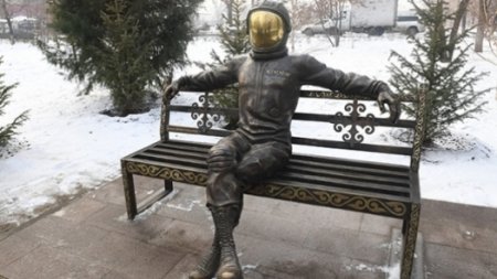 Орындықтардың бірінде Гагариннің ескерткіші пайда болды