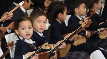 Жүзге жуық домбырашы астаналықтарды Тұңғыш Президент күнімен құттықтады