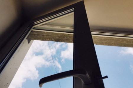 Тоғызыншы қабаттан сәбиімен бірге құлаған ана да, баласы да аман қалды