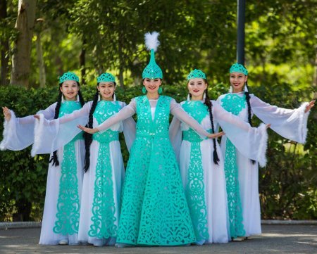 ҚОЛӨНЕРДІ ДӘРІПТЕУШІ ХАЛИДА