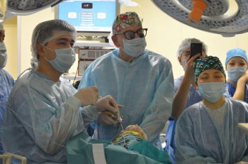 Қазақстанда алғаш рет жасөспірімнің жақ сүйегіне титандық имплант енгізілді