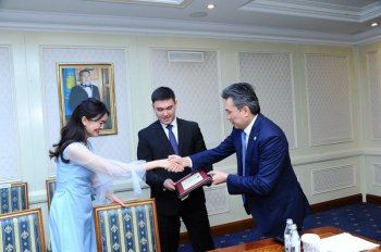 Назарбаев астаналық жас жұбайларды заңды некесімен құттықтады (фото)