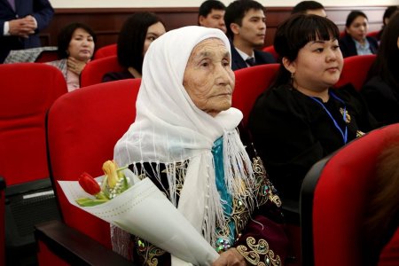 Қала әкімі аналарға құрмет көрсетті