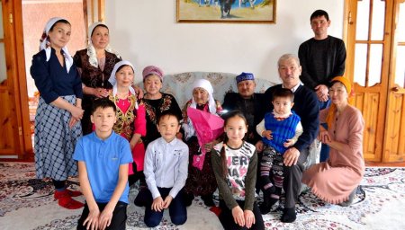 Арал ауданы әкімі ғасыр жасаған ананы құттықтады