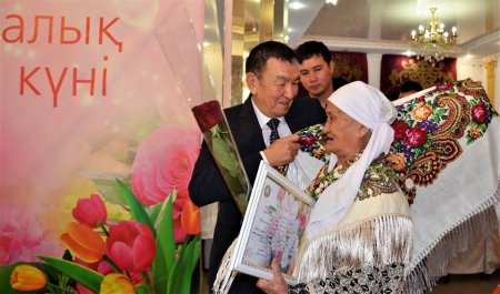 Ақ жаулықты аналарға құрмет көрсетілді