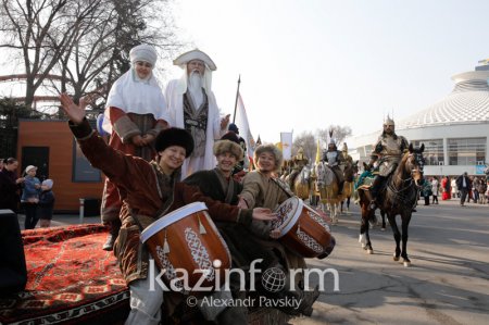 Қазақ эпосының батырлары Алматы көшелерімен жүріп өтті